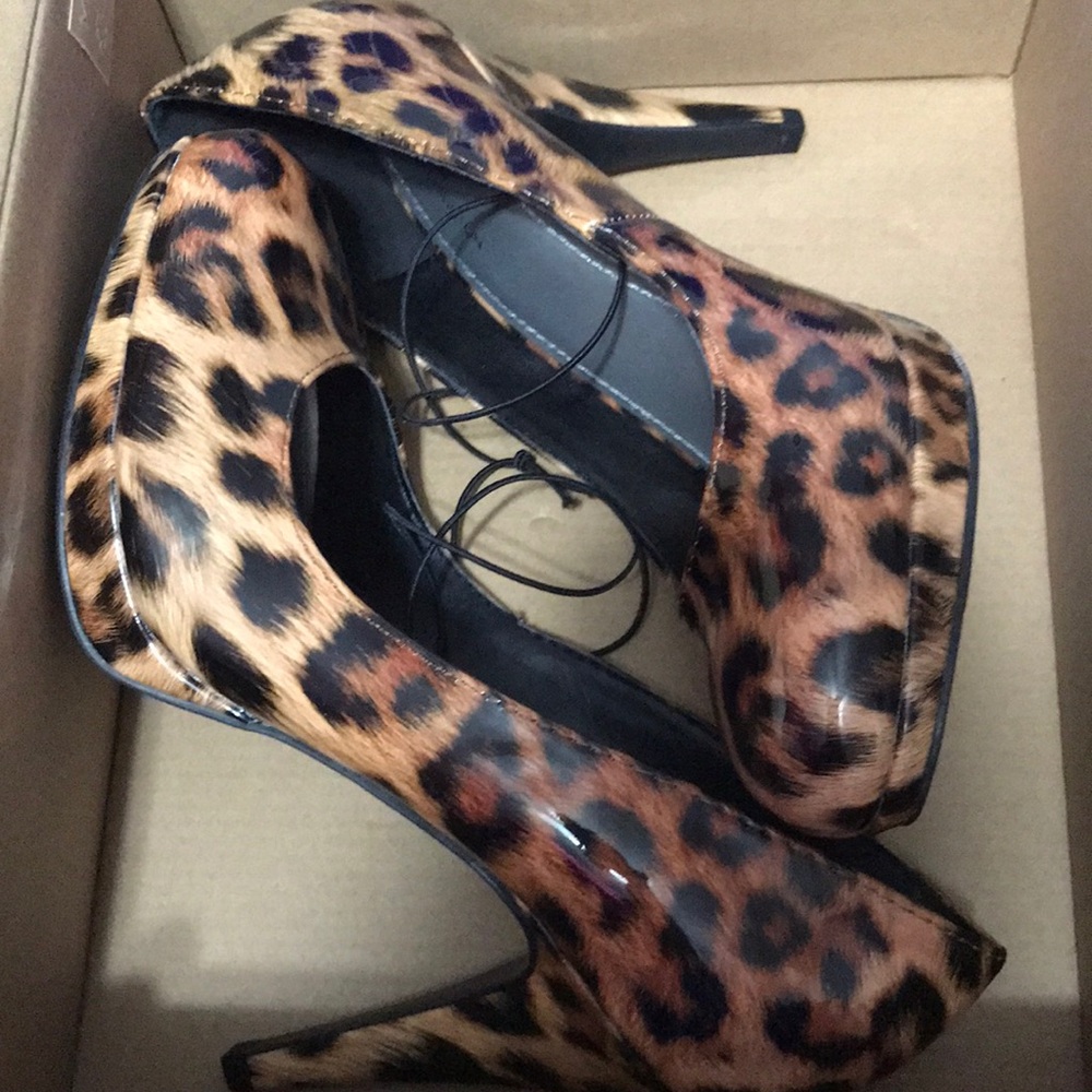 Size 9 leopard heels closed toe